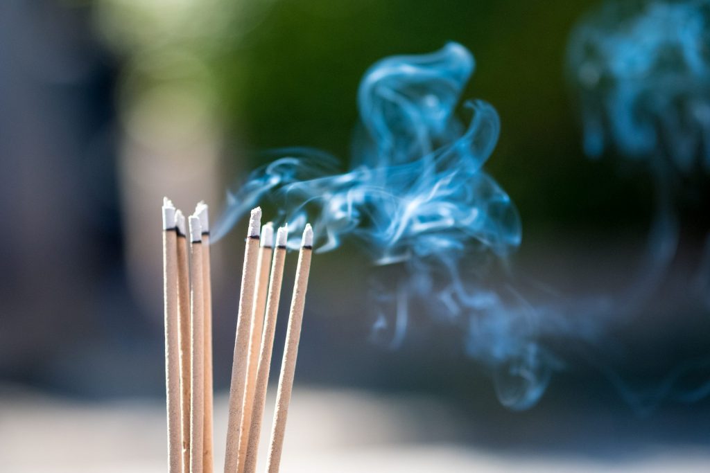 Cigarettes or incense: healthwise there is hardly any difference - BJMO